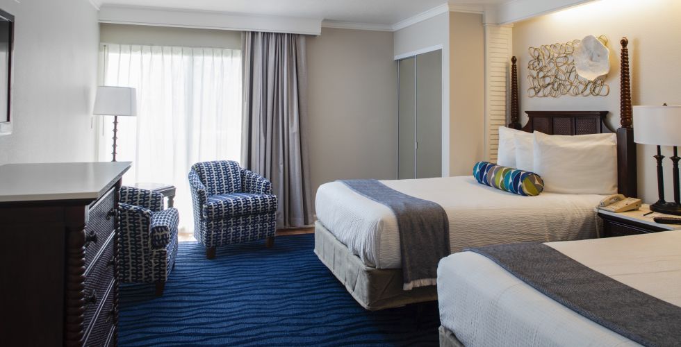 A Bedroom With A Bed In A Hotel Room