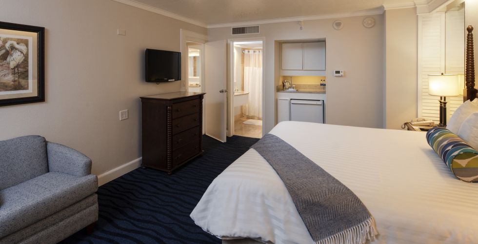 A Bedroom With A Bed In A Hotel Room