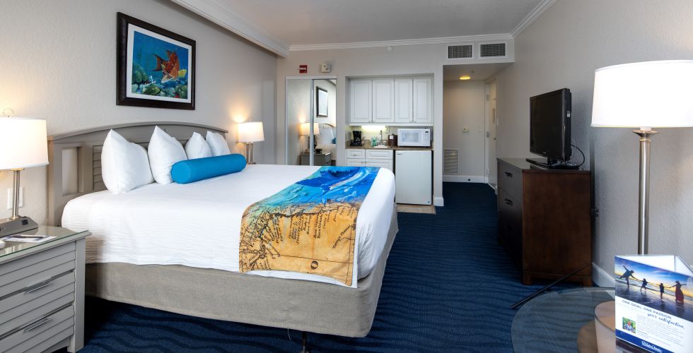 A Bedroom With A Bed And Lamps