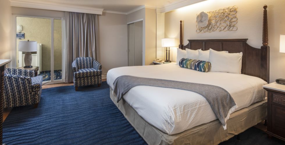 A Bedroom With A Bed And Lamps