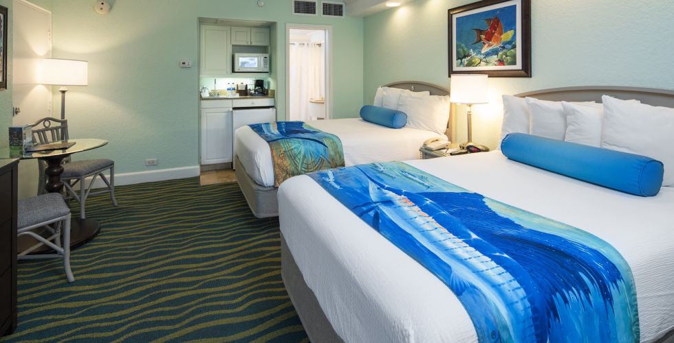 A Bedroom With A Bed In A Hotel Room