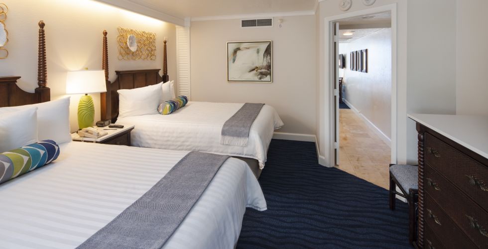 A Bedroom With A Bed In A Hotel Room